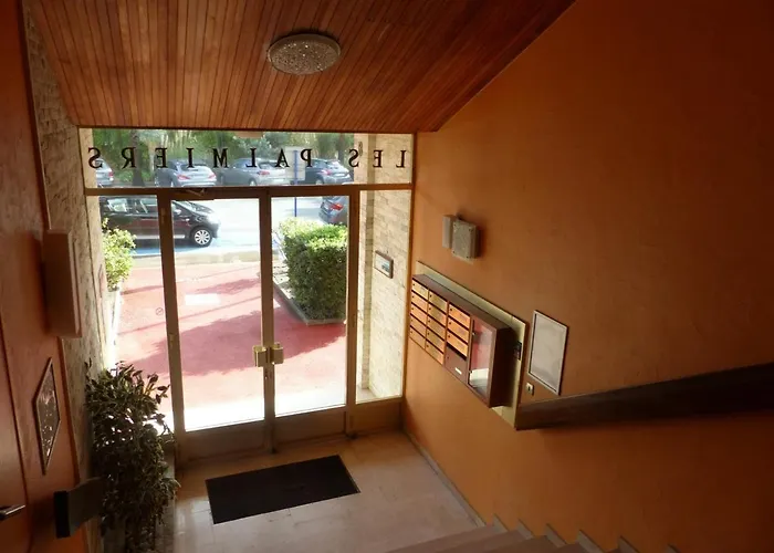 T2 Climatise Au Centre-ville Du Lavandou Avec Terrasse Et Parking - Fr-1-308-47