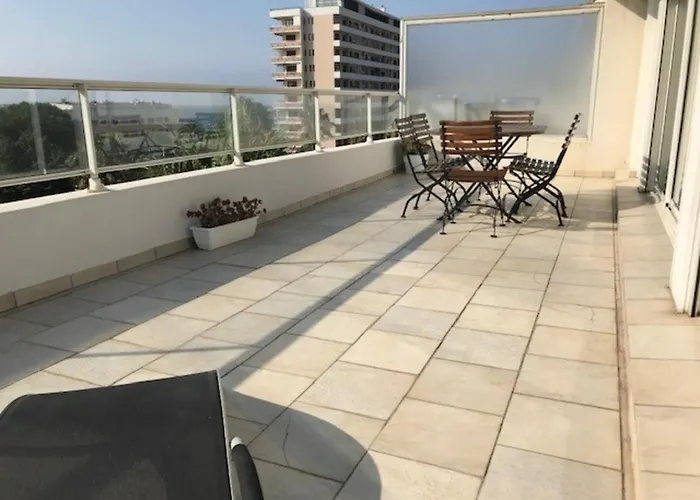 T2 Climatise Au Centre-ville Du Lavandou Avec Terrasse Et Parking - Fr-1-308-47