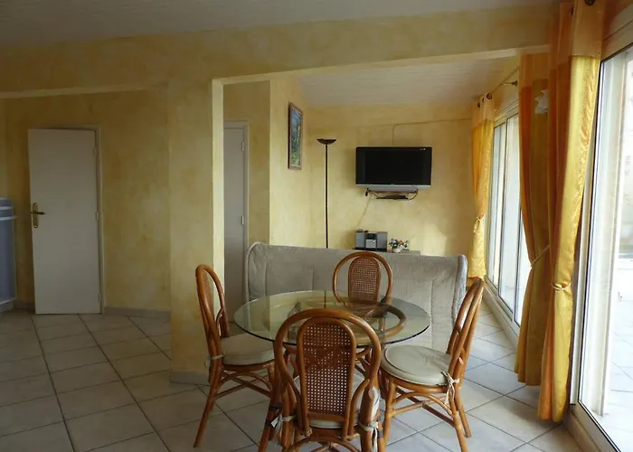 T2 Climatise Au Centre-ville Du Lavandou Avec Terrasse Et Parking - Fr-1-308-47 Apartman