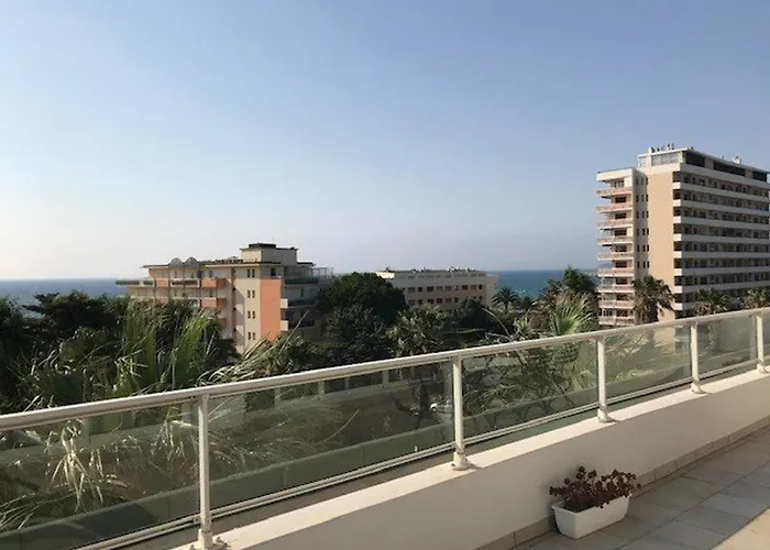 T2 Climatise Au Centre-ville Du Lavandou Avec Terrasse Et Parking - Fr-1-308-47