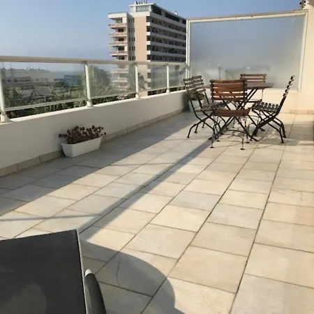 T2 Climatise Au Centre-ville Du Lavandou Avec Terrasse Et Parking - Fr-1-308-47