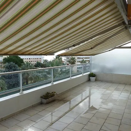 Bel Climatisé 2 Pièces Au Centre Avec Terrasse - Fr-1-308-47 Le Lavandou