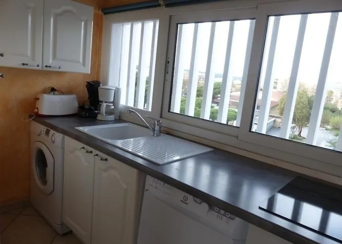 T2 Climatise Au Centre-ville Du Lavandou Avec Terrasse Et Parking - Fr-1-308-47 * Le Lavandou