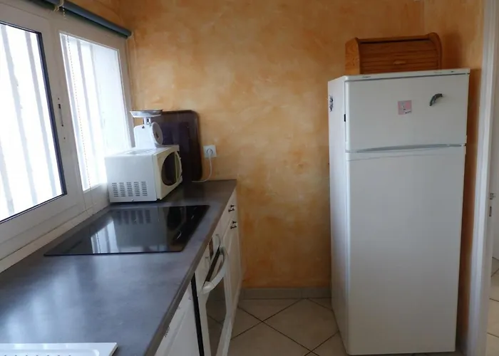 Apartment T2 Climatise Au Centre-ville Du Lavandou Avec Terrasse Et Parking - Fr-1-308-47 *